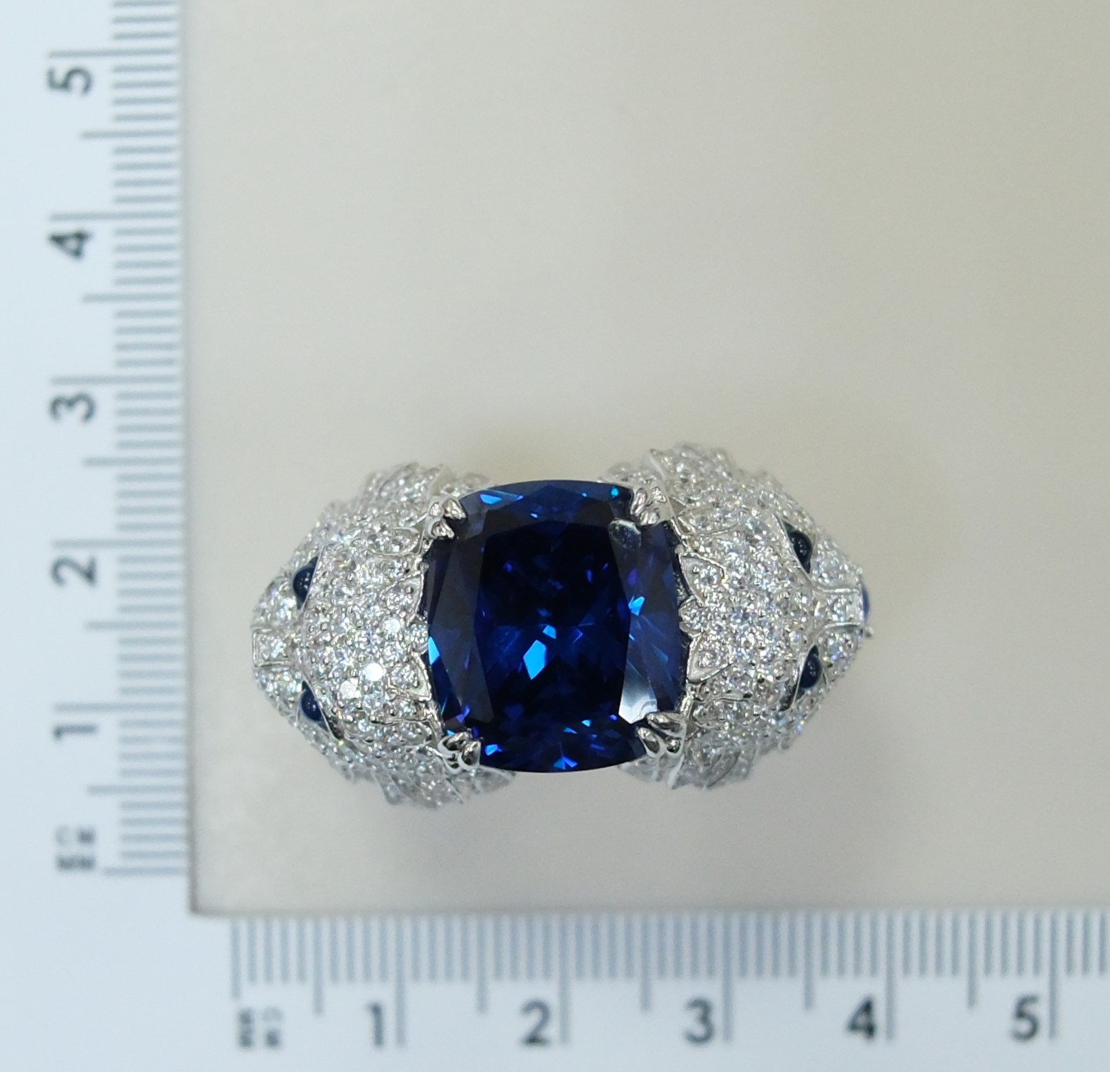 Серебряное кольцо с алпанитами и кубическим цирконием